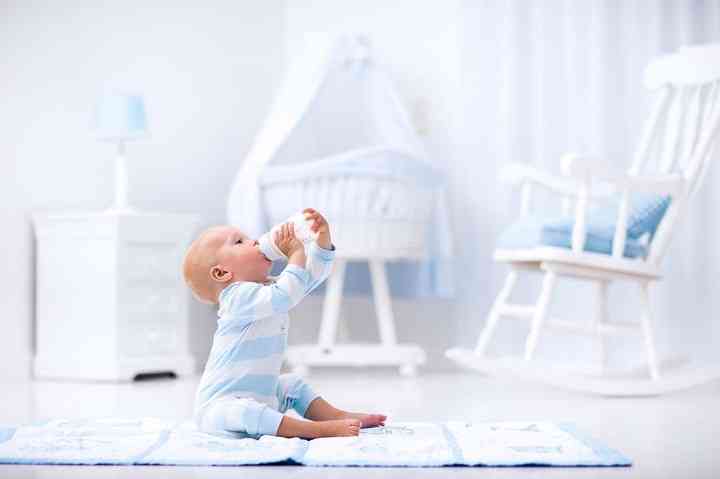 婴儿喝多美滋奶粉