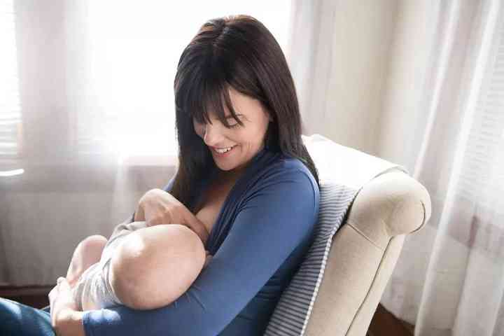 哺乳期女性胸部产生硬块