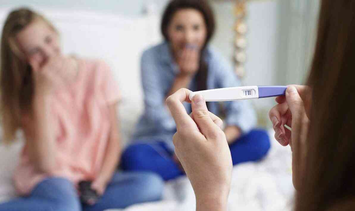 怀孕早期的女性在不同孕周需要进行不同的检查