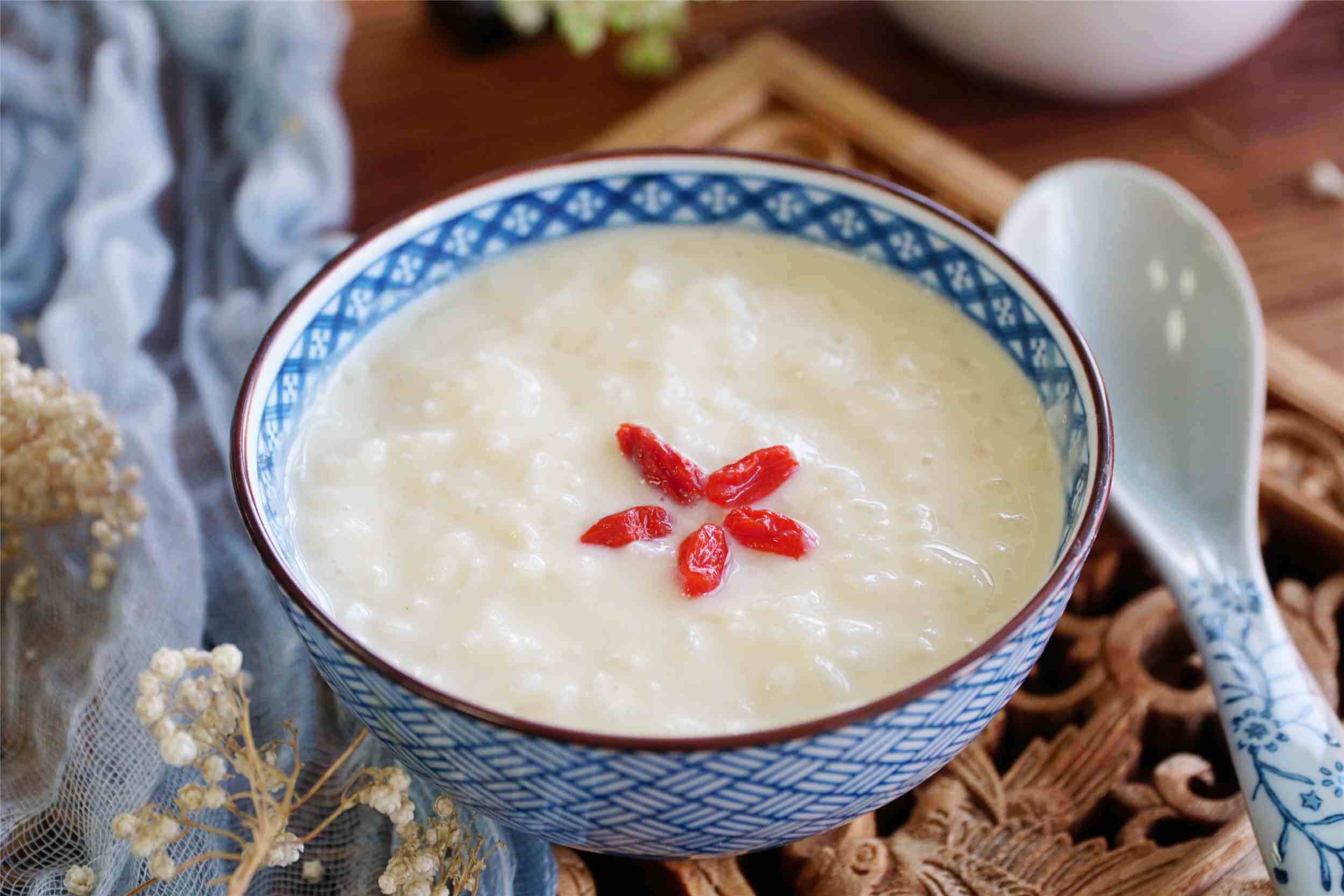 流产后的女性可以每天早上食用豆浆大米粥