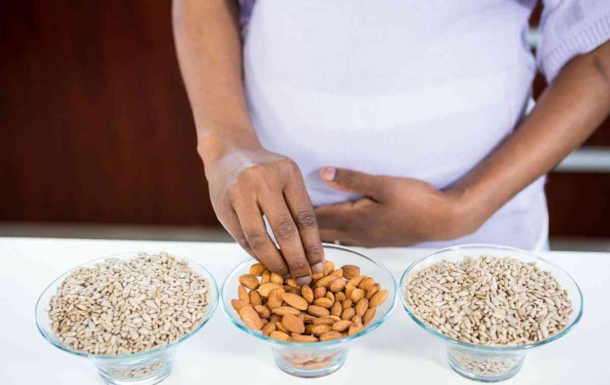 早孕需要注意加强营养，荤素搭配，少吃多餐