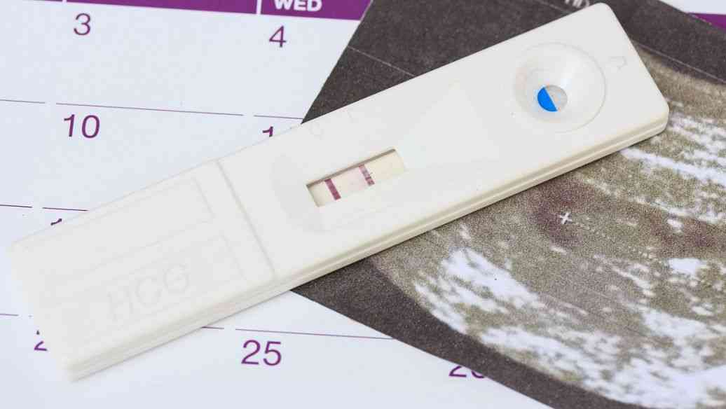 验孕试纸一深一浅是弱阳性，也就是有怀孕的可能