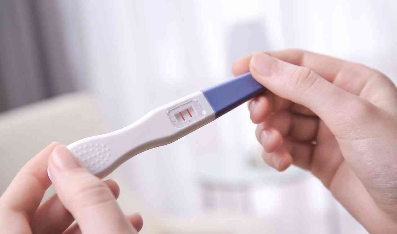 若是验孕时使用早孕试纸的方法不当会导致假阴性结果