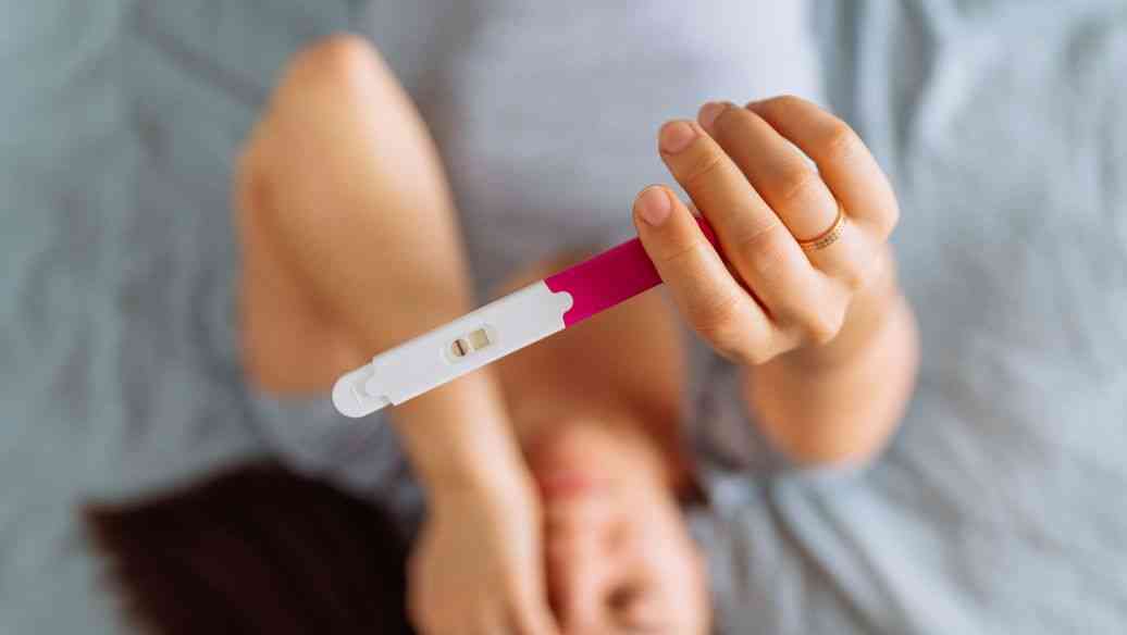 验孕棒检测的时候显示为一深一浅，那么表示弱阳性