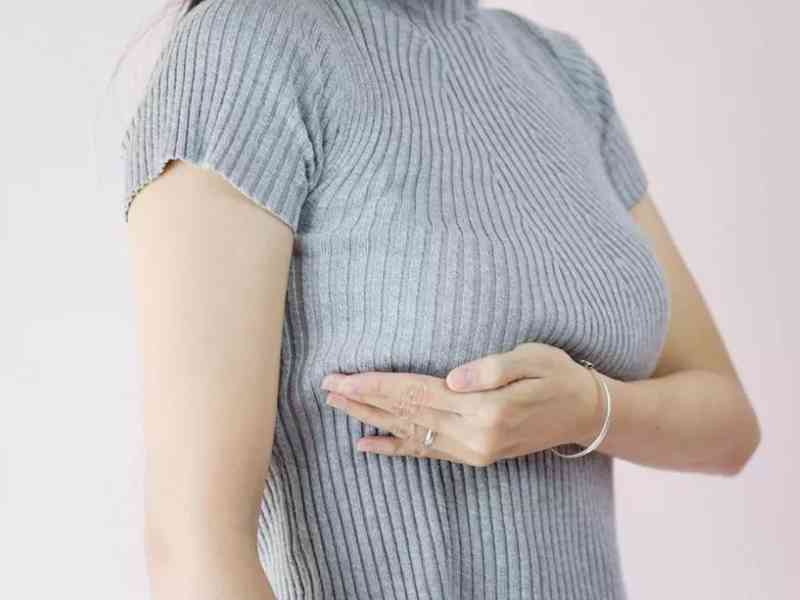 乳腺纤维瘤症状为乳房起褶纹