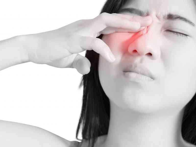 红霉素眼膏用药期间出现任何严重反应，应立即停药