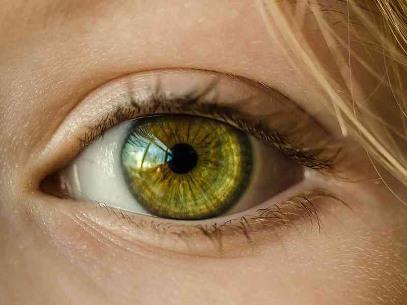 红霉素眼膏使用时，可能出现眼部刺激感、发红及其他过敏反应
