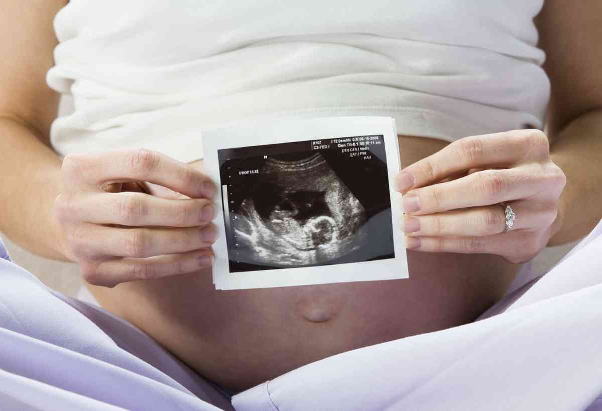 早早孕试纸只能检测是否怀孕，不能检测是否为宫外孕