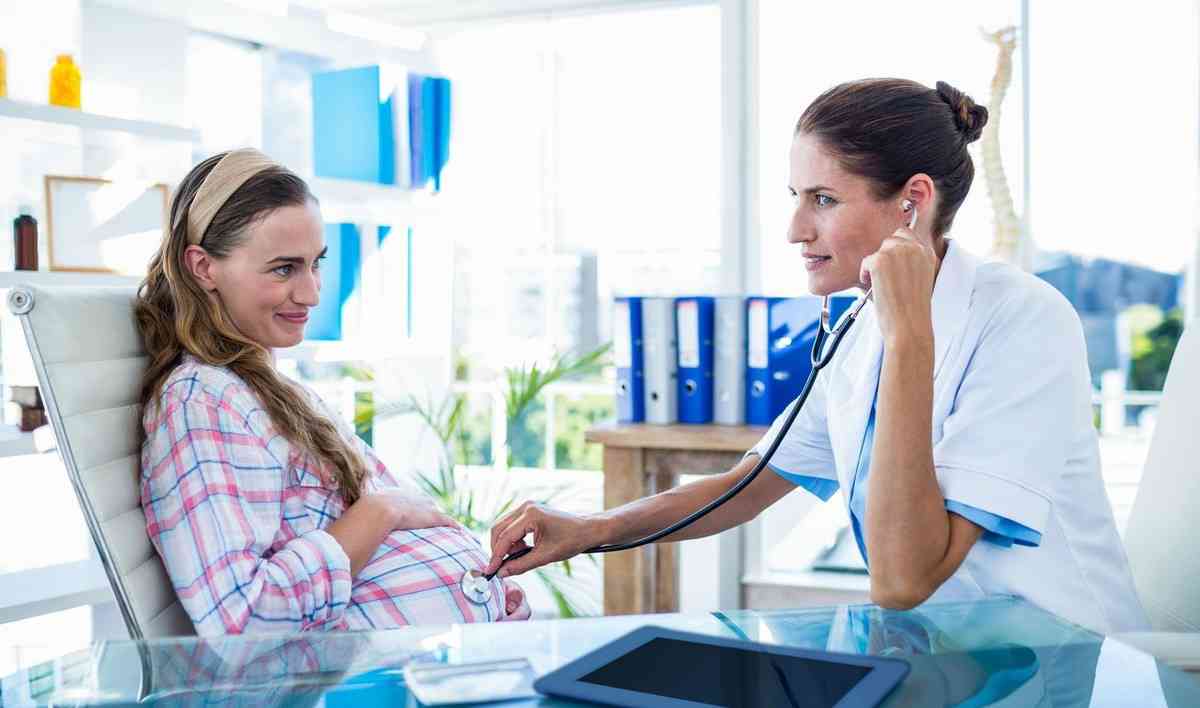 女性在怀孕10~14天左右，可以用早早孕试纸测试出双道杠