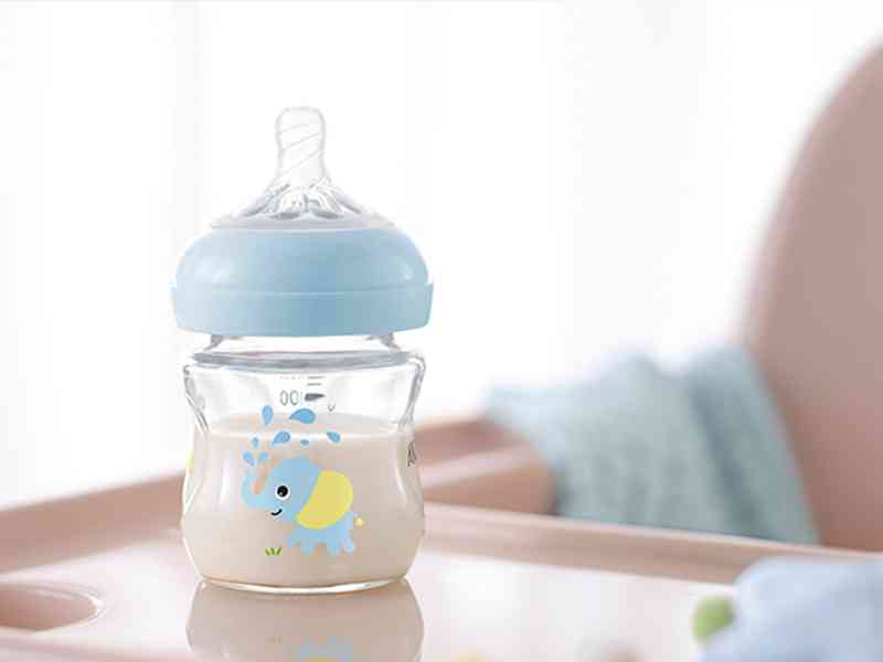 婴儿吐奶的原因可能是吸入了羊水