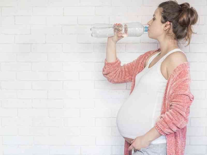 孕妇平常可以多喝水补救羊水过少