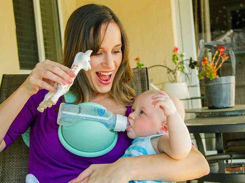 喂养方法错误会导致新生儿吐奶