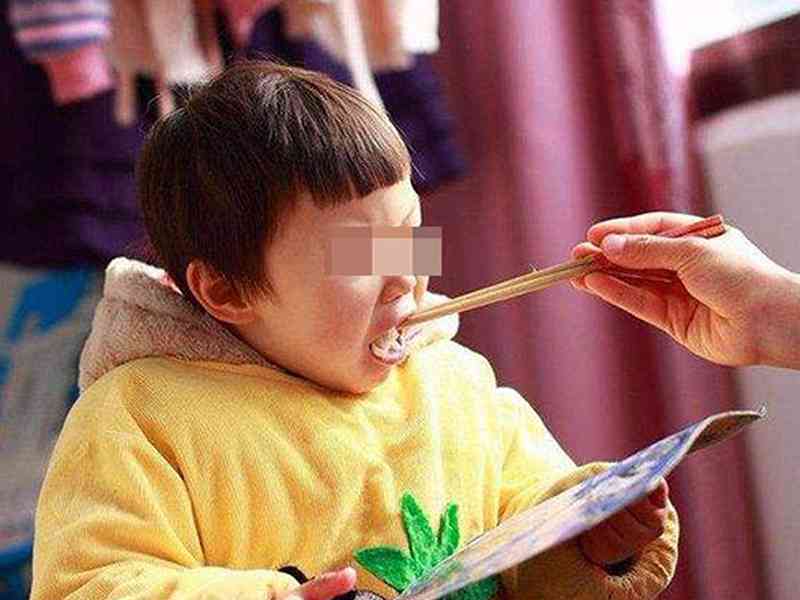 给孩子硬喂食物可能会导致孩子发烧