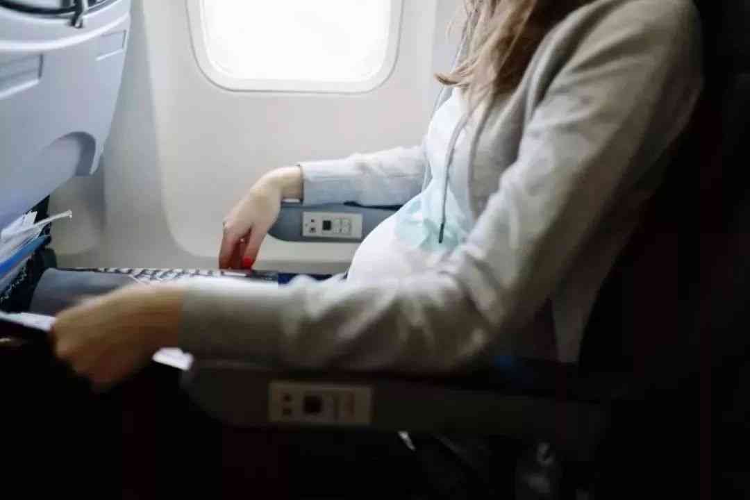 孕妇乘坐飞机时安全带系对位