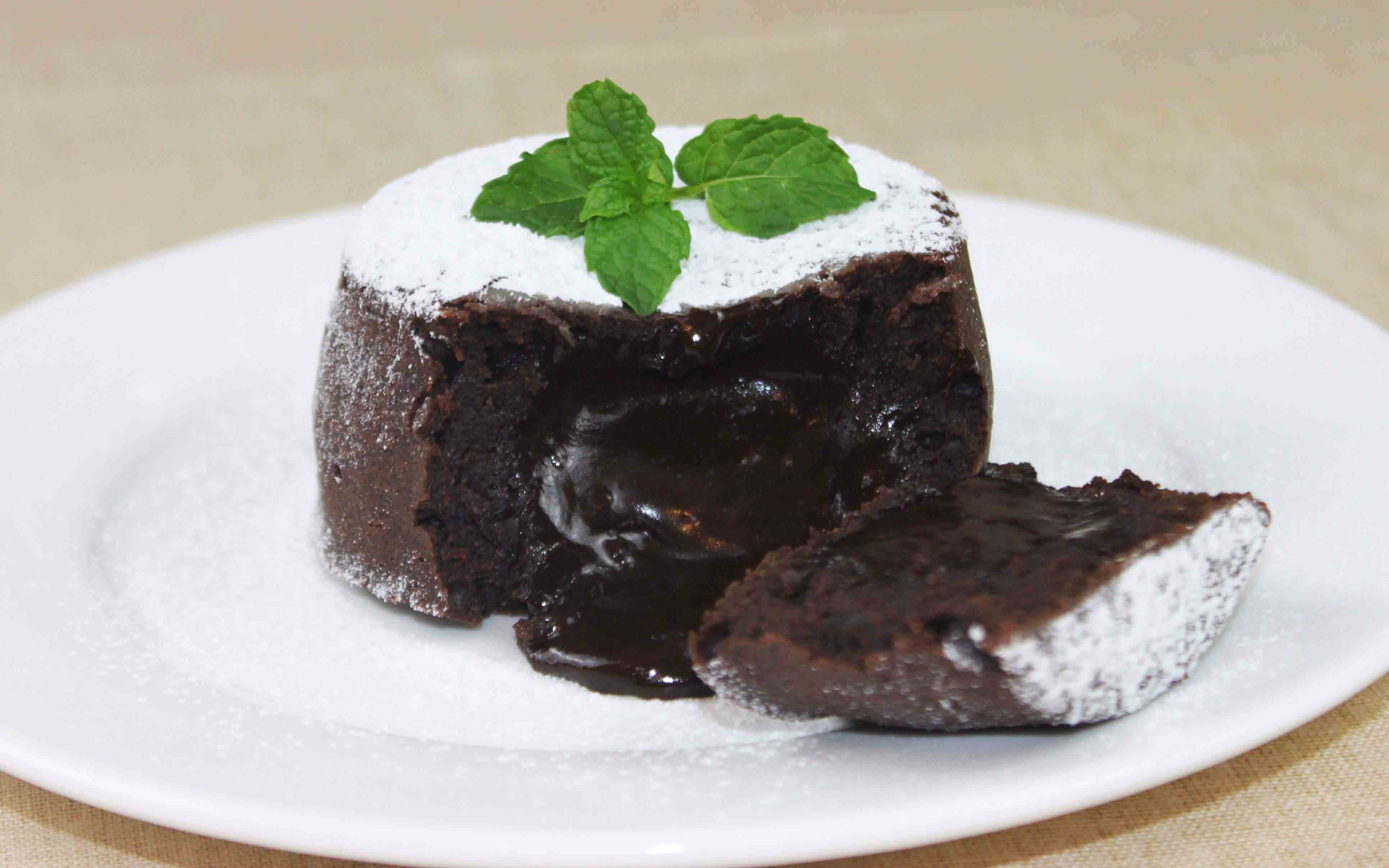 熔岩巧克力蛋糕适量食用