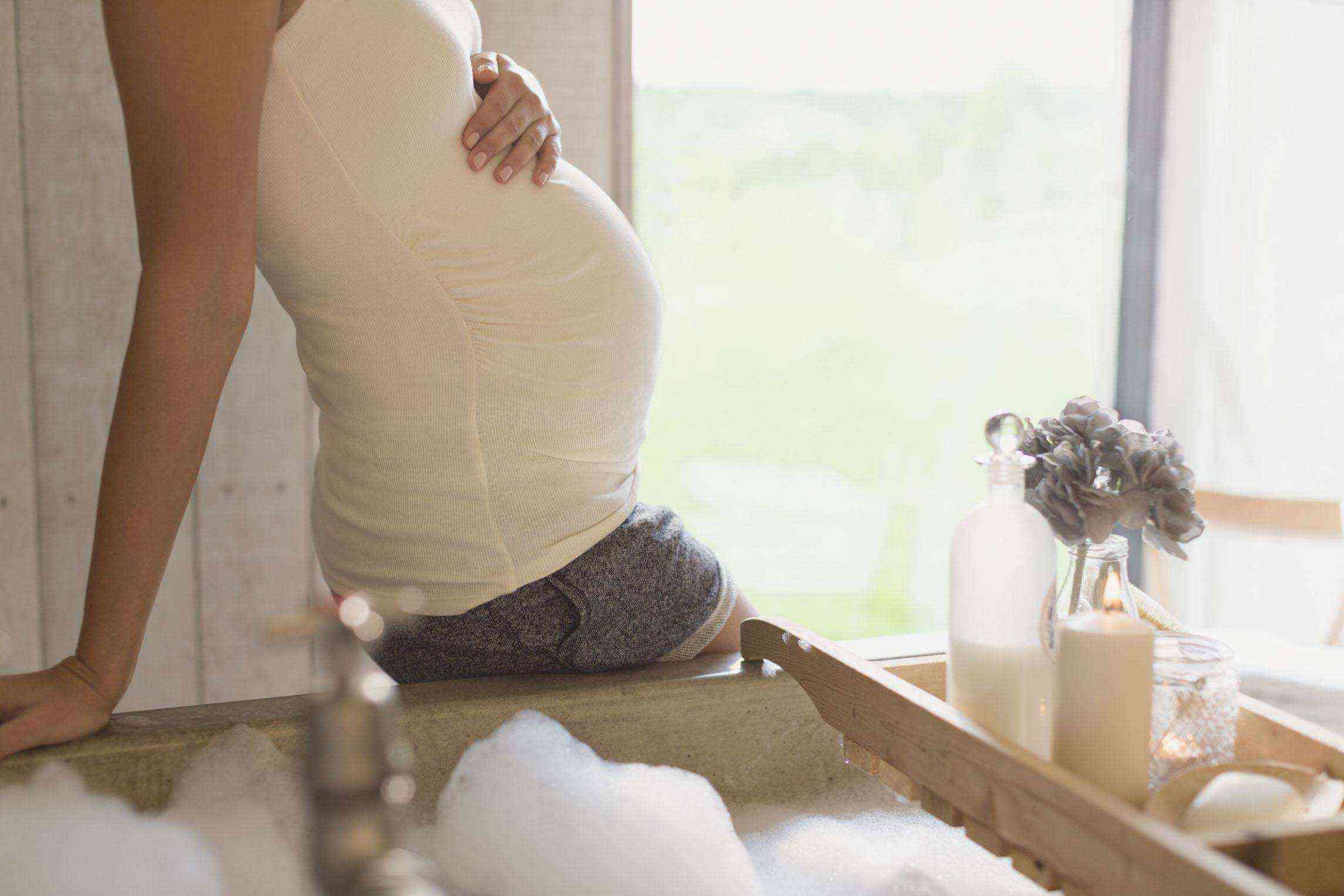 孕中后期适量食用钙片