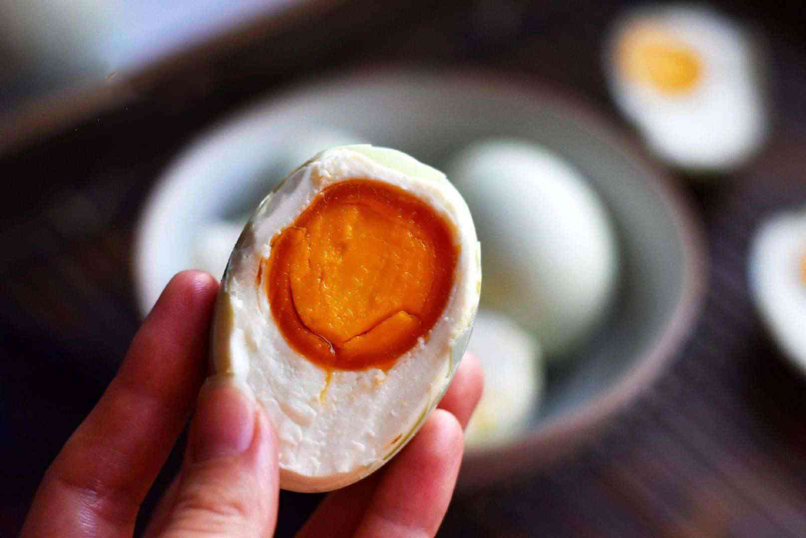 吃咸鸭蛋可以预防贫血，补充铁元素
