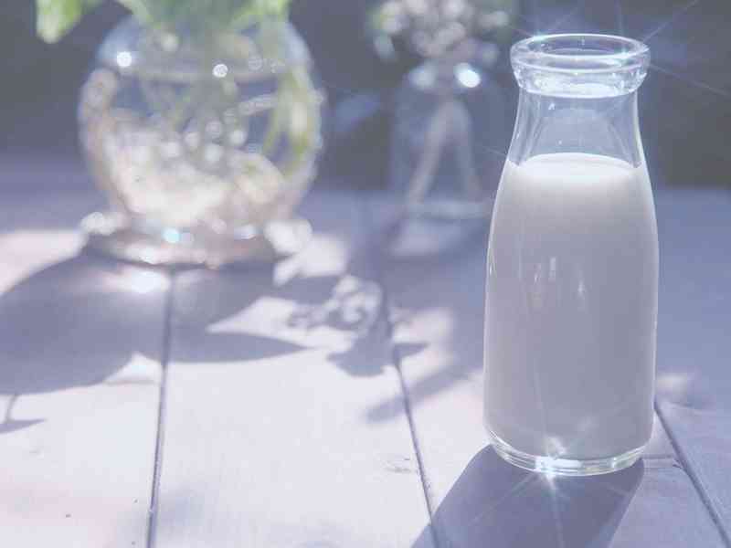 牛奶中含有很丰富的维生素D