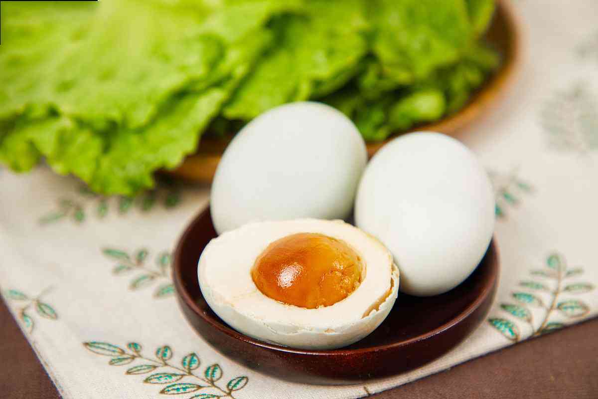 食用鸭蛋有补钙壮骨的功效