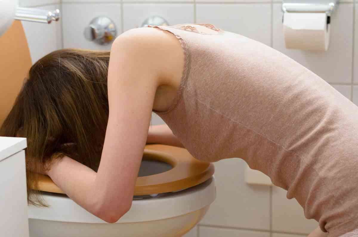 呕吐或吃坏东西也可能引起孕妇肚子痛