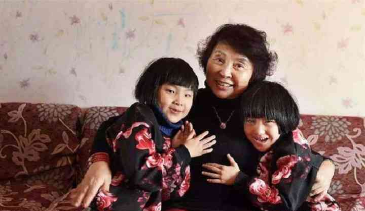 盛海琳和双胞胎女儿