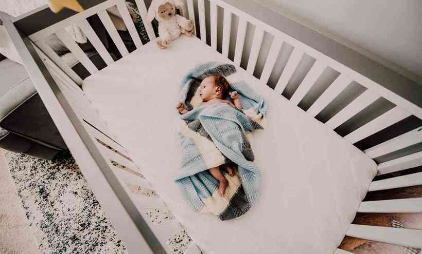 婴儿独自在婴儿床上睡觉