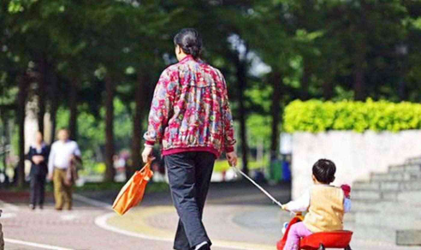 "只带孩子不管娃"的外婆火了,网友:希望家里能拥有同款老人 - 姐妹邦