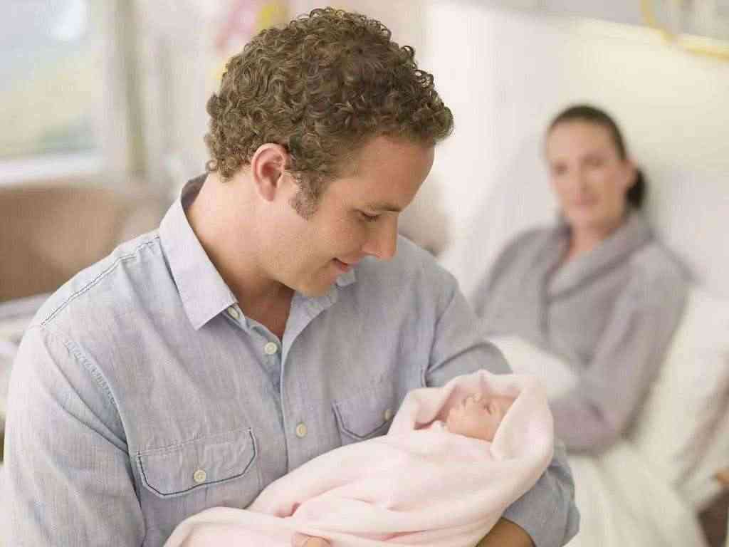 孩子出生后第一个抱的习俗