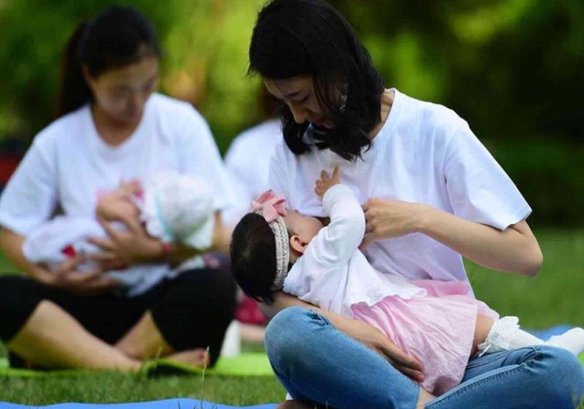 新生儿按需喂养,这里的按需不是说宝宝一哭就给他喂奶,宝宝哭不仅仅