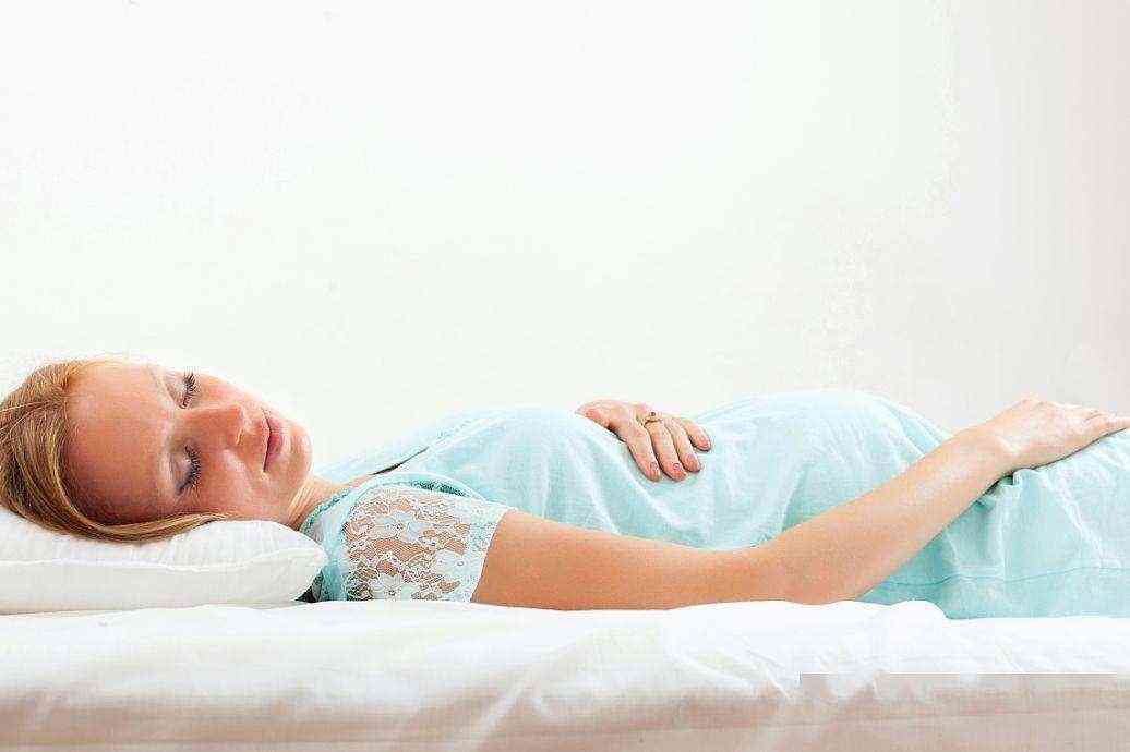 正确躺姿可以改善孕妇左脚后跟疼