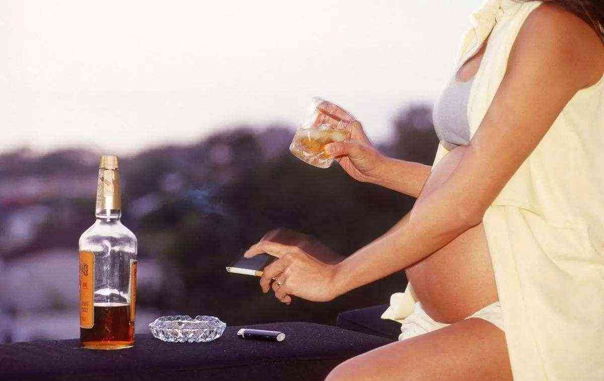 吸烟酗酒可能导致孕妇嘴里面苦