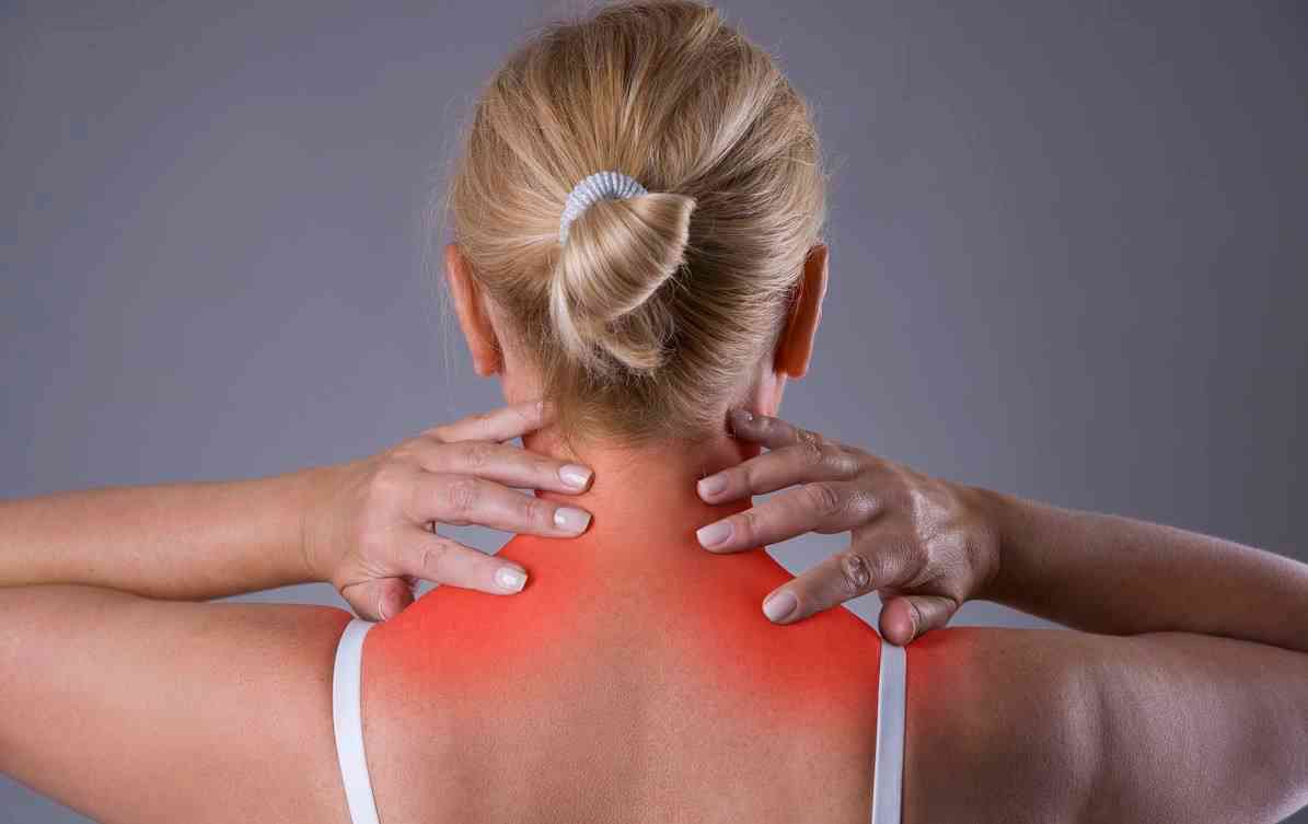 脖子痛有可能是落枕或颈椎病引起