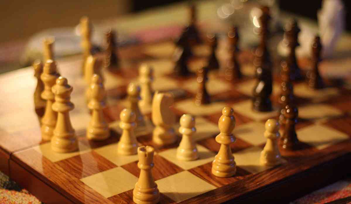 国际象棋又叫做西洋棋,西洋象棋,是一种两人对弈的国际通行棋种,该