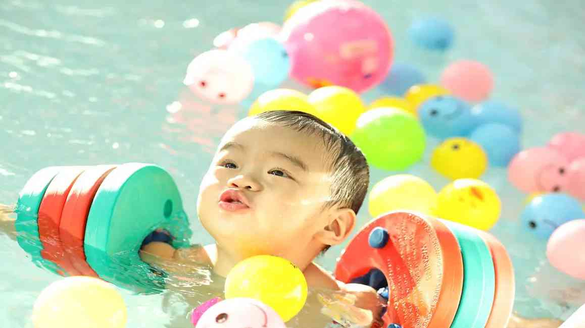 从上述可知,婴儿游泳[1]是很有必要的,只不过父母需要注意宝宝游泳的