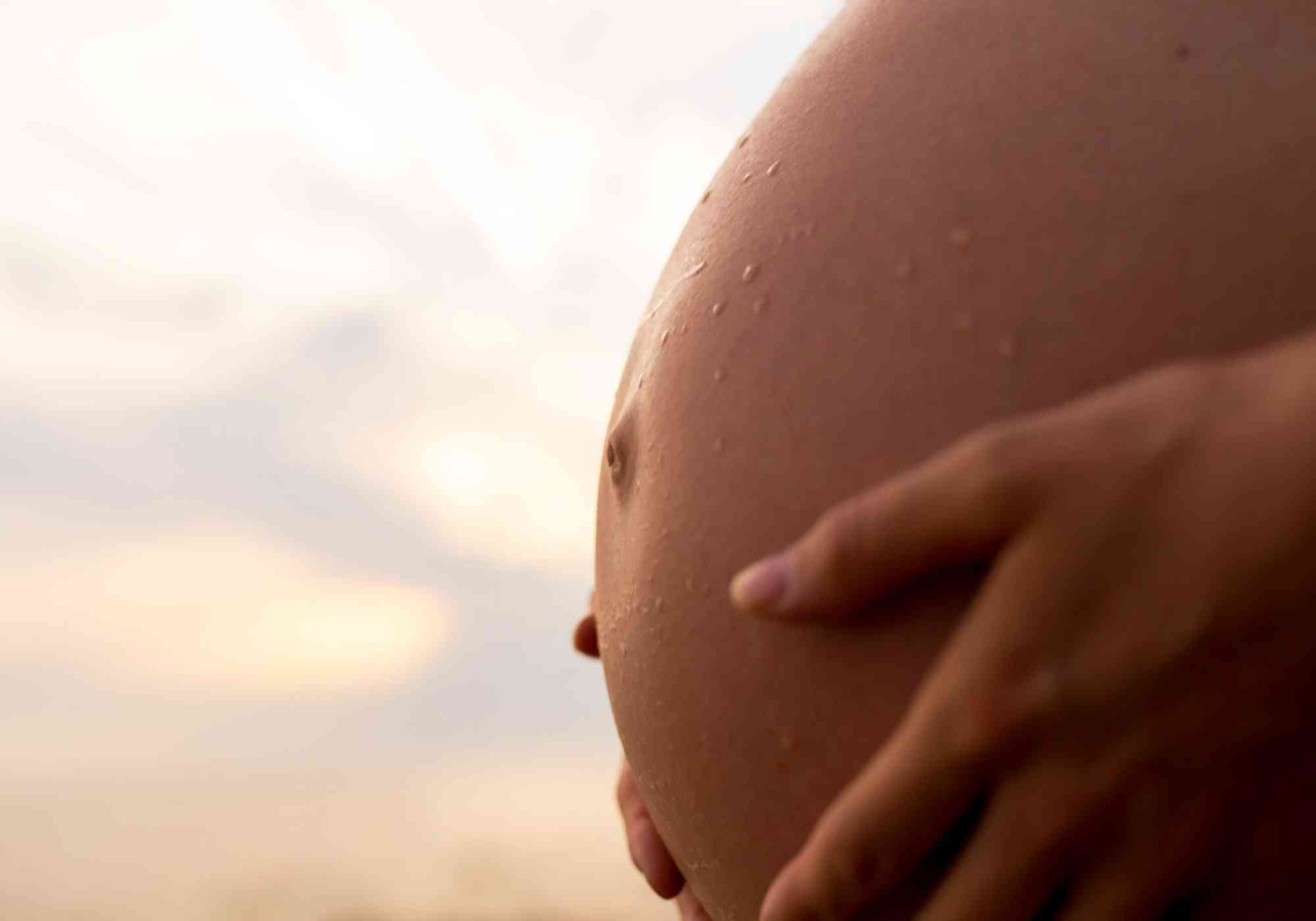 怀孕晚期的肚脐会有明显突出