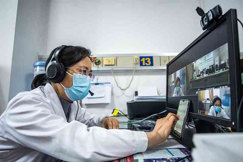 天津医大二附属的医生正在网上交流学习