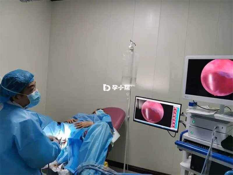 患者进行宫腔镜检查