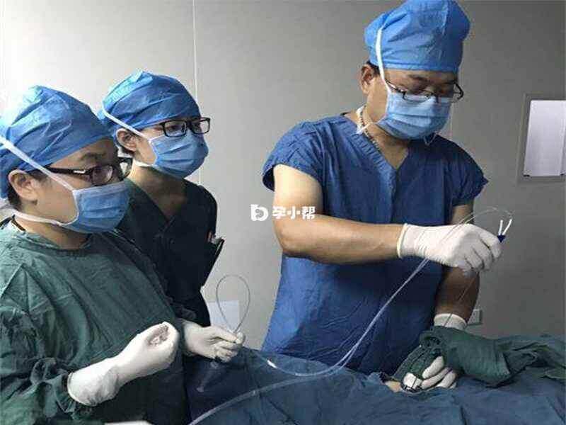 临床手术经验丰富的医生做腹部取卵手术