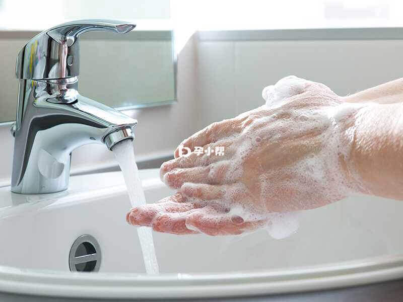 患者接触皮损后应立即洗手
