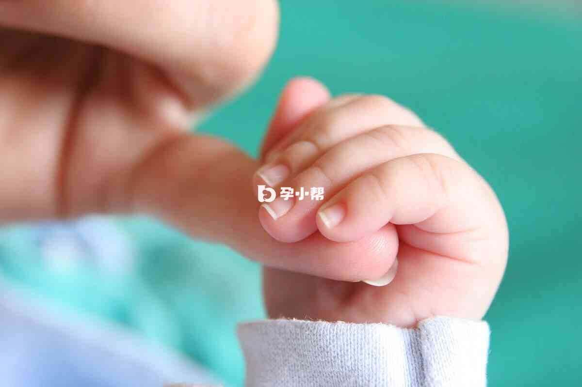 宝宝穿衣以手暖无汗为准