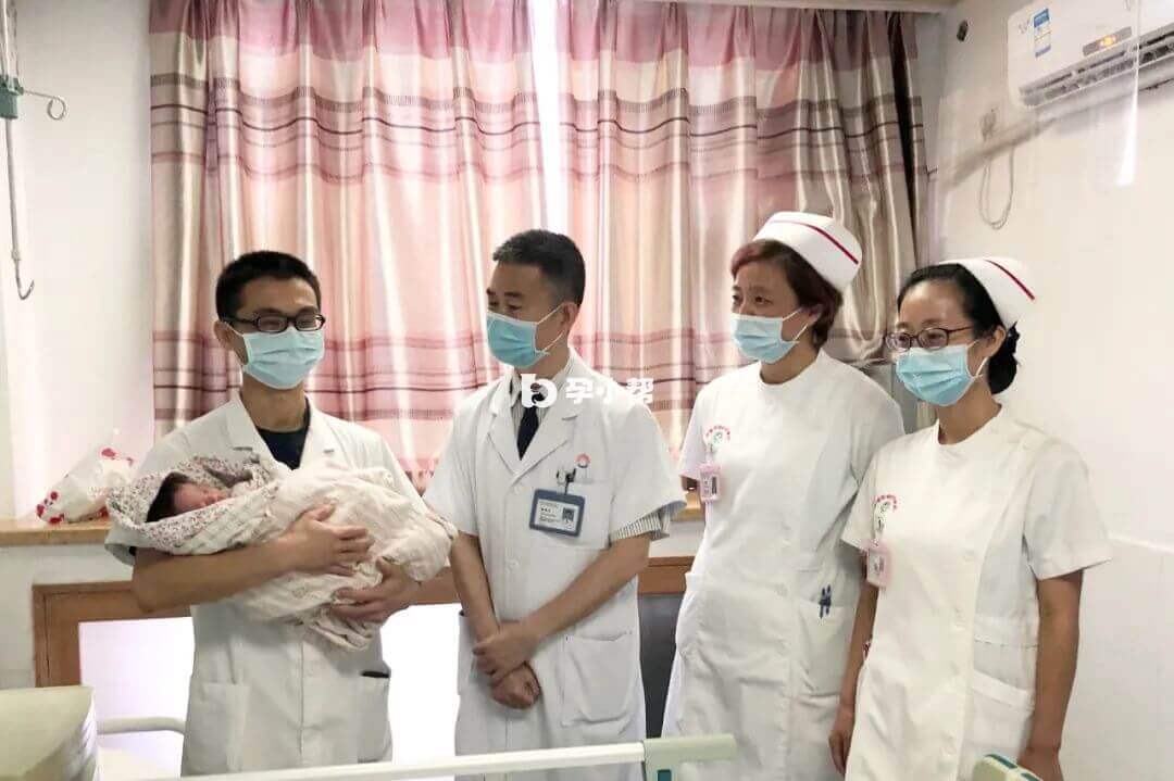 宝宝和蔡主任许主任的合影