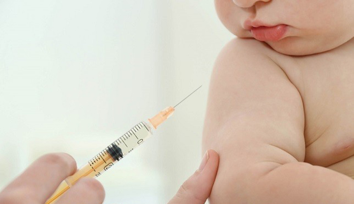 婴儿1岁时应接种流脑疫苗和乙脑疫苗