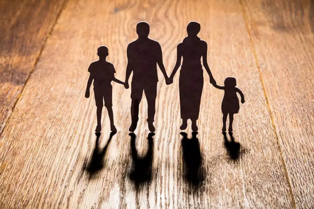 染色体异常多表现为家族倾向性