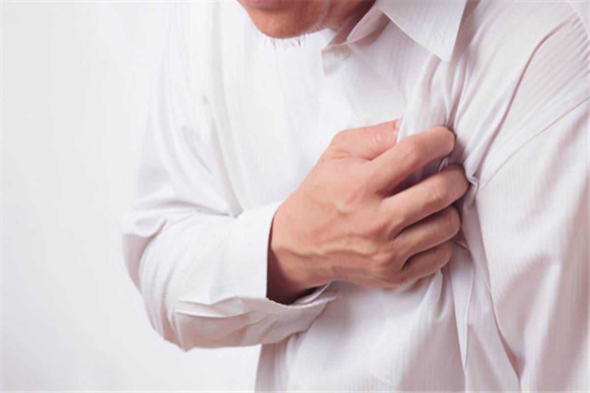 心脏病早期症状包括胸痛