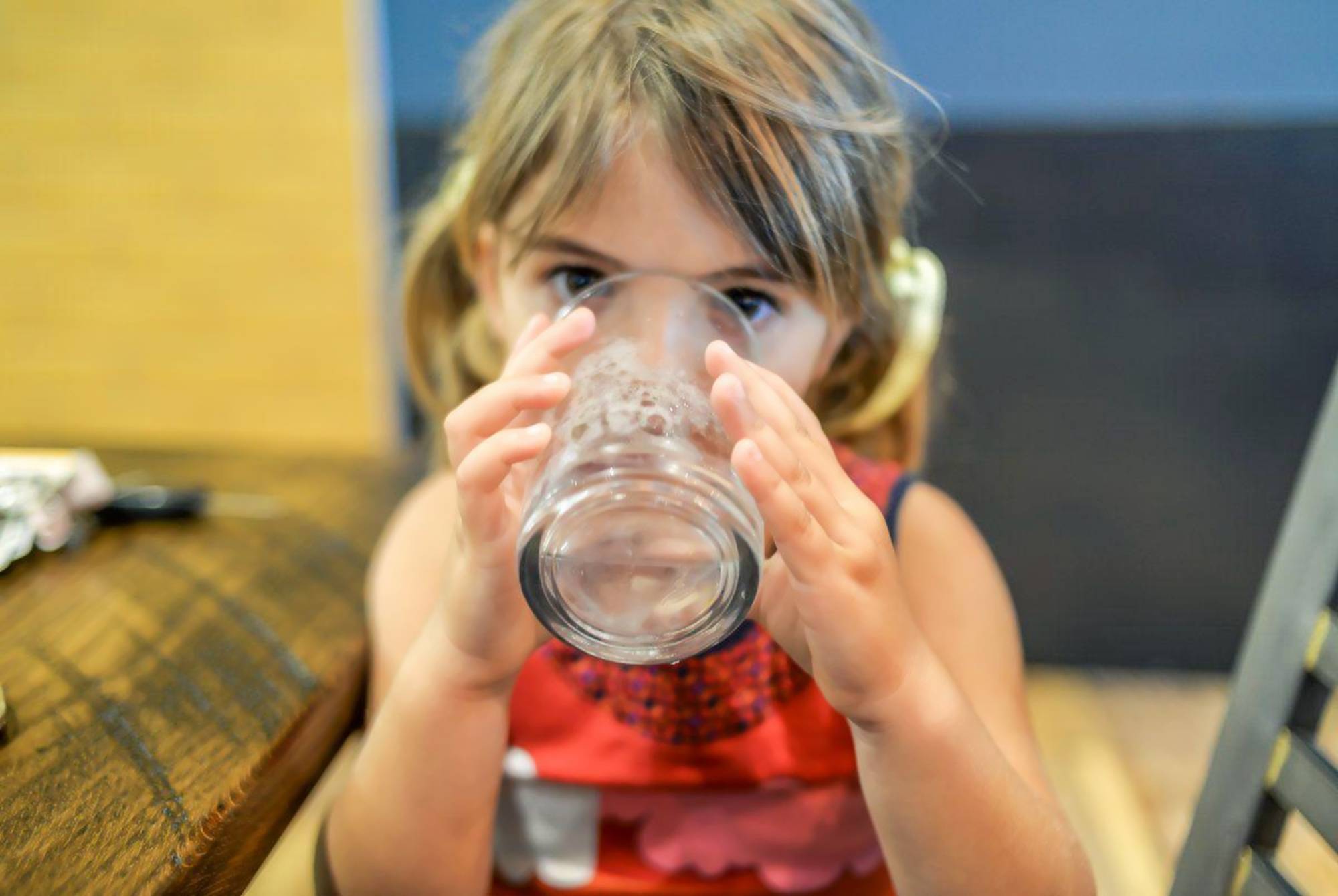 年龄较大的宝宝可用普通水杯喝水