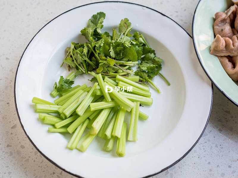 服用勃锐精期间禁止吃芹菜香菜等杀精食物