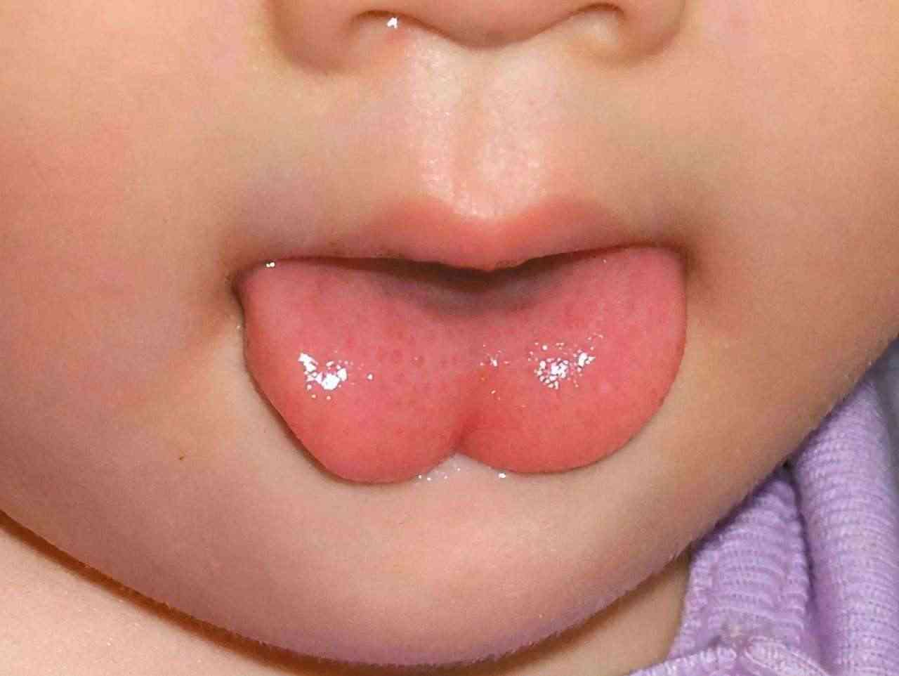 婴儿盼舌头图片图片